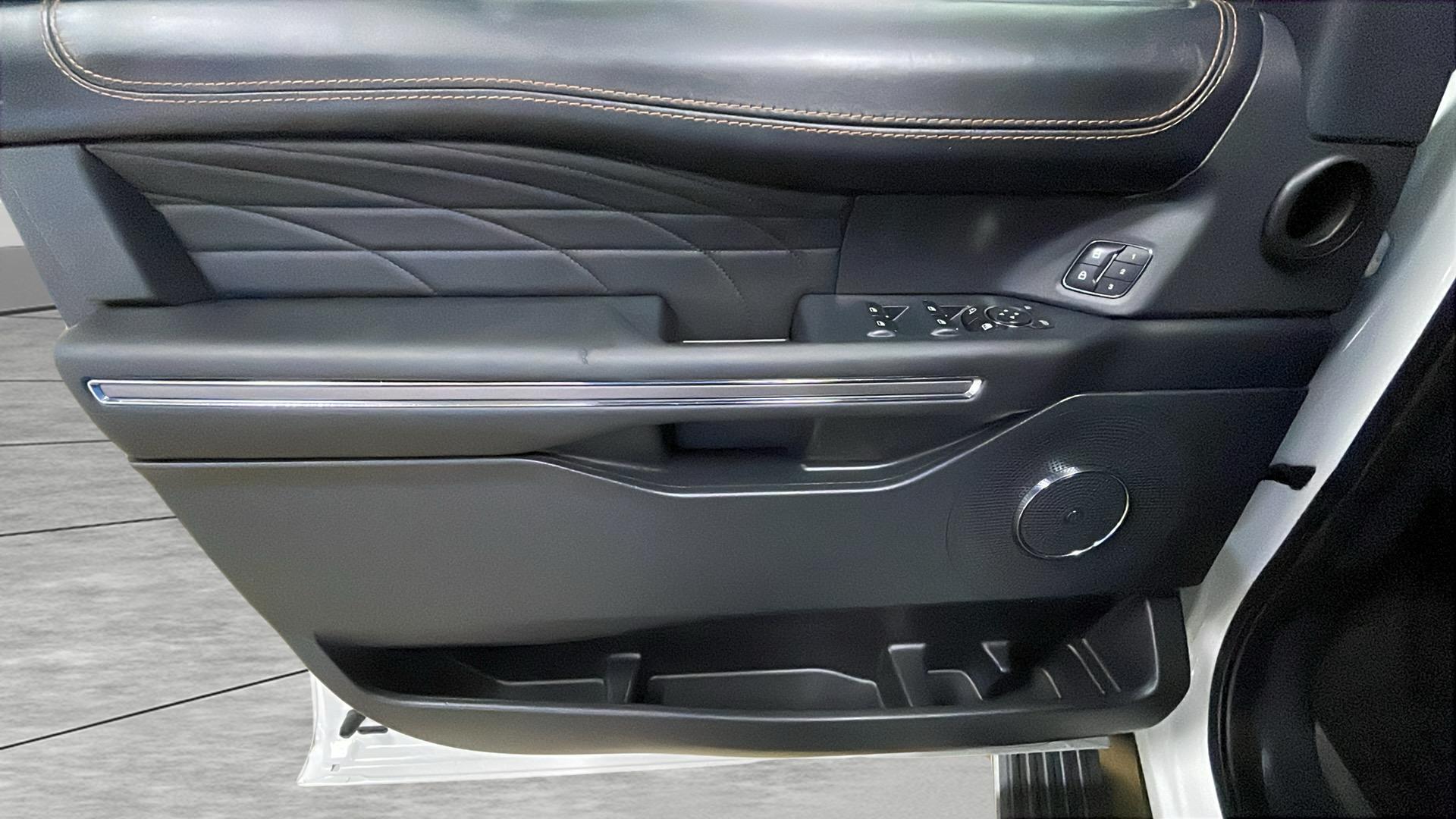 2022 Ford Expedition MAX Platinum photo 9
