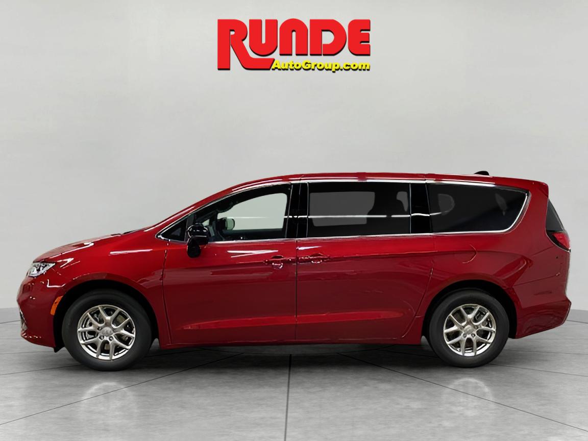 2026 Chrysler Pacifica photo 2