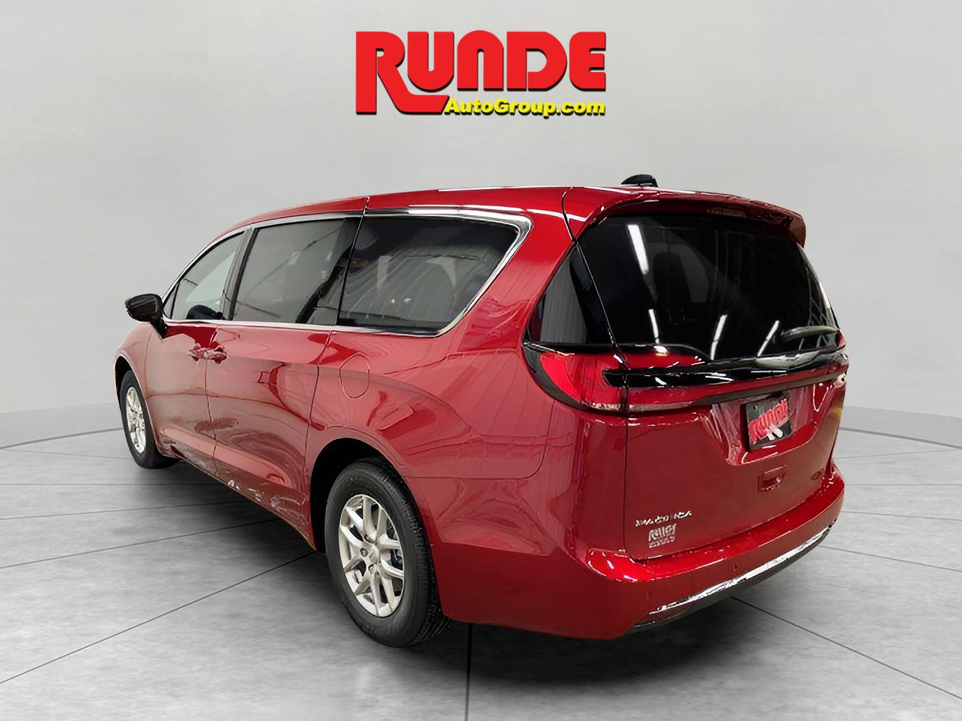 2026 Chrysler Pacifica photo 3