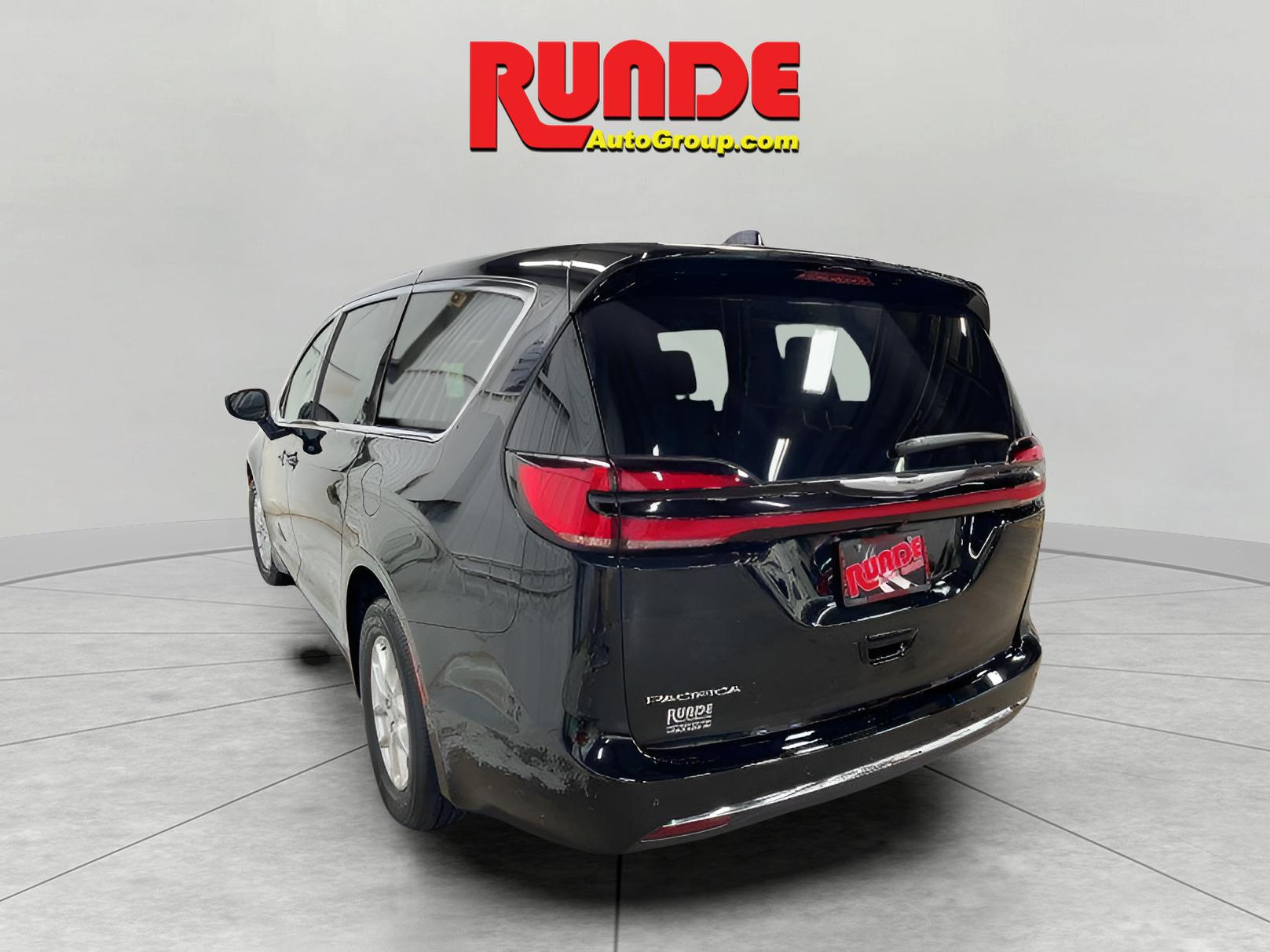 2026 Chrysler Pacifica photo 3