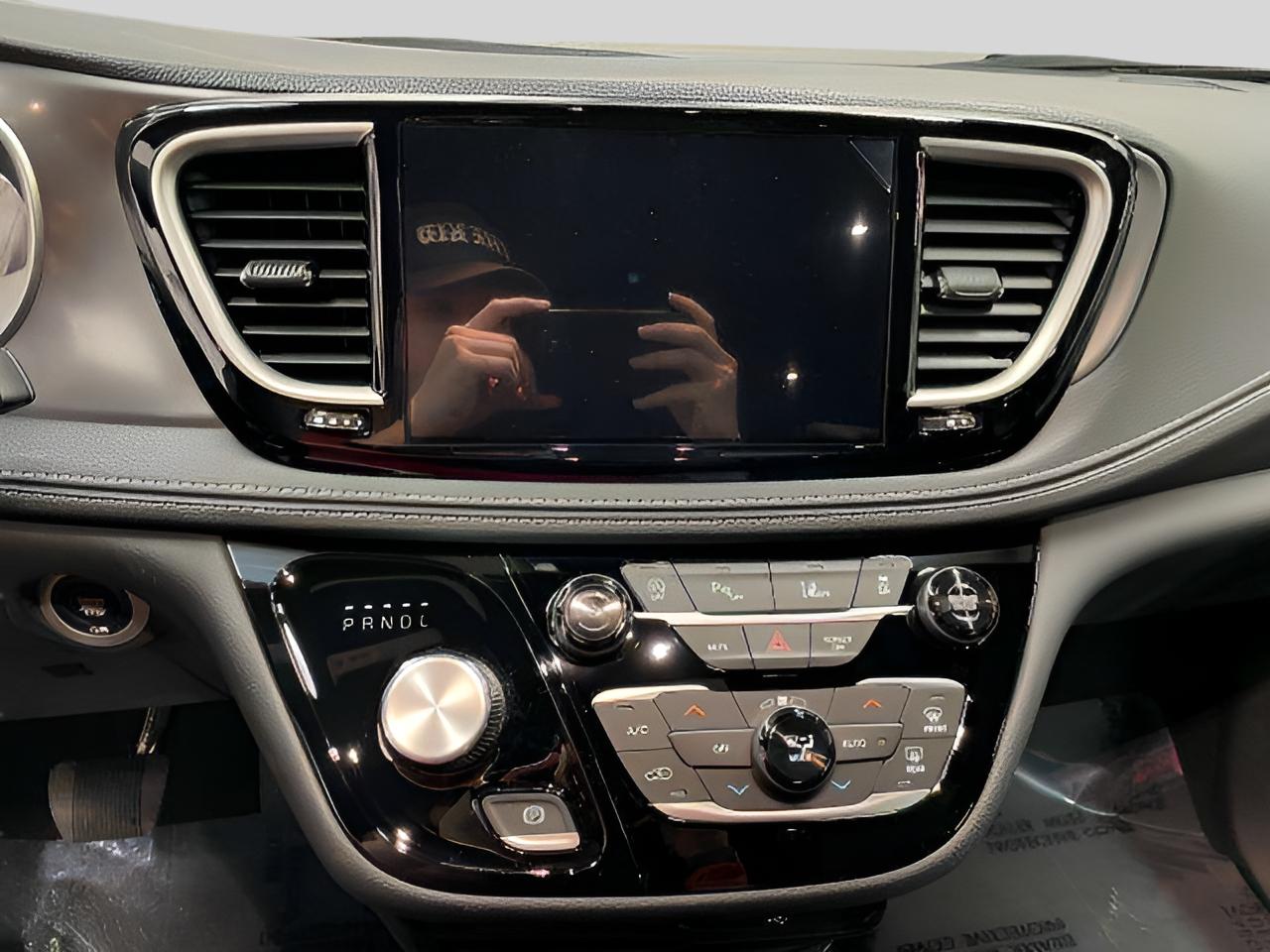 2026 Chrysler Pacifica photo 14