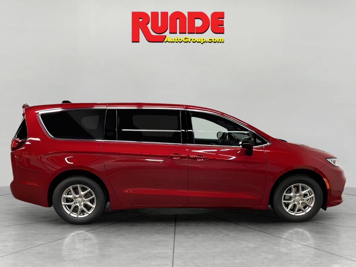 2026 Chrysler Pacifica photo 6
