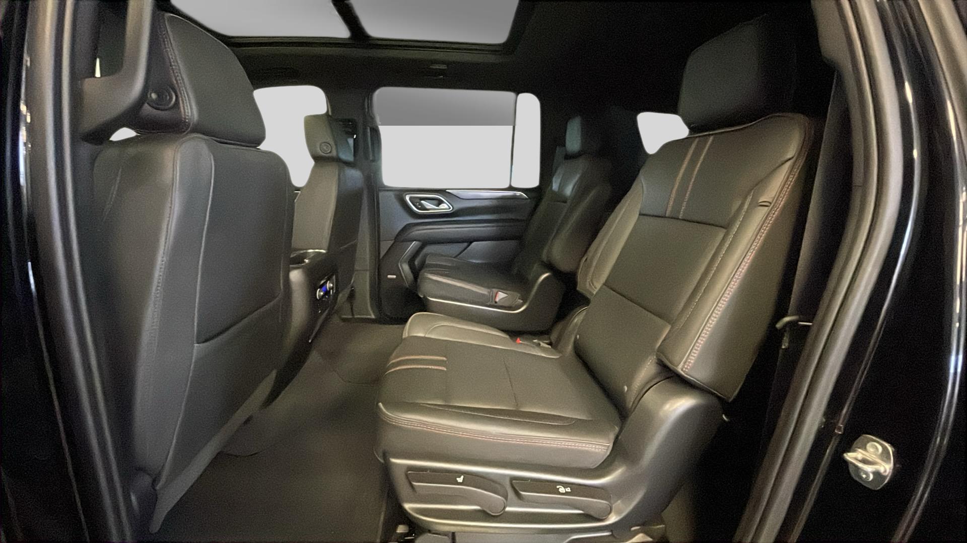 2023 Chevrolet Suburban RST photo 13