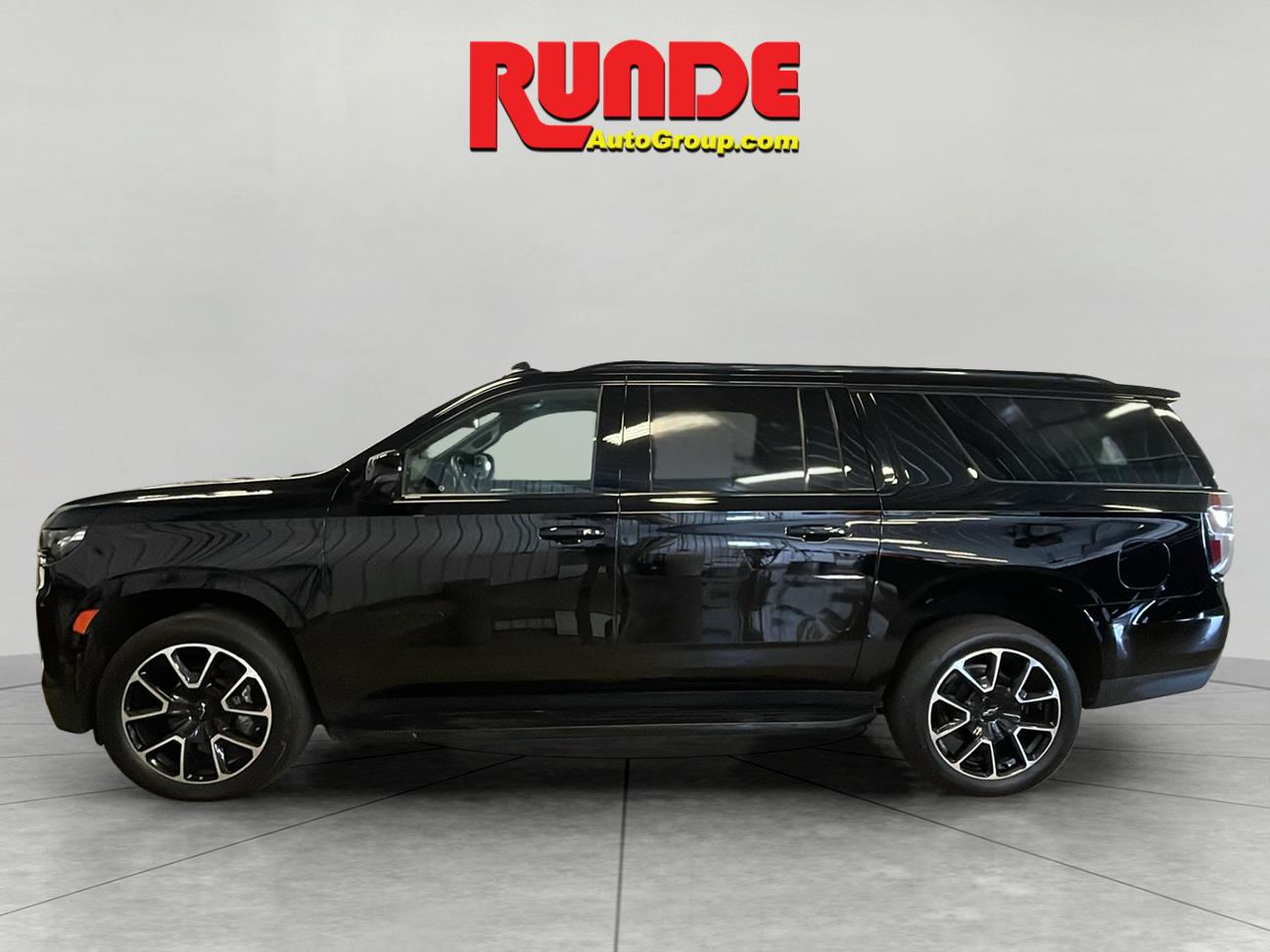 2023 Chevrolet Suburban RST photo 2