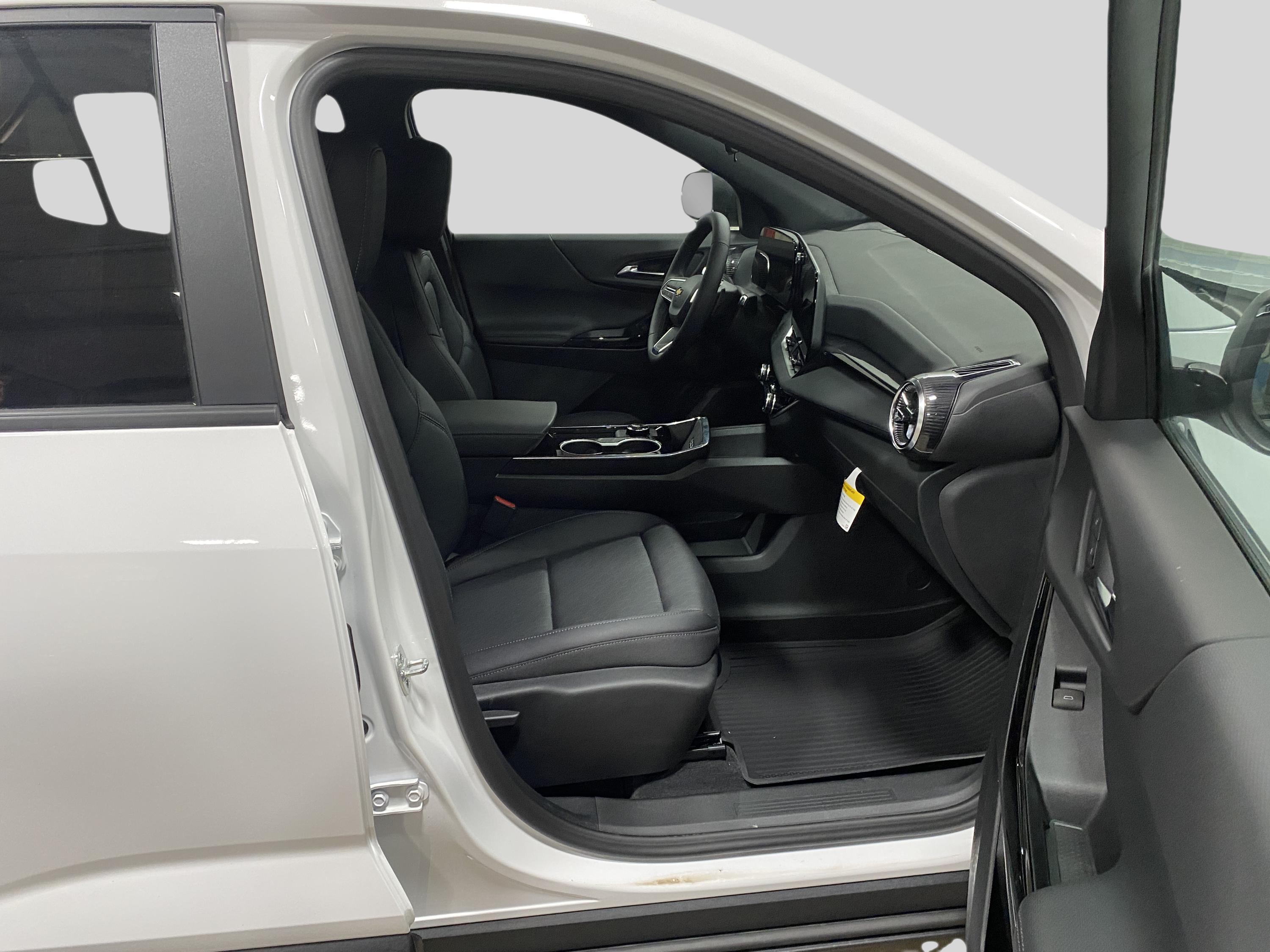 2026 Chevrolet Equinox LT photo 4