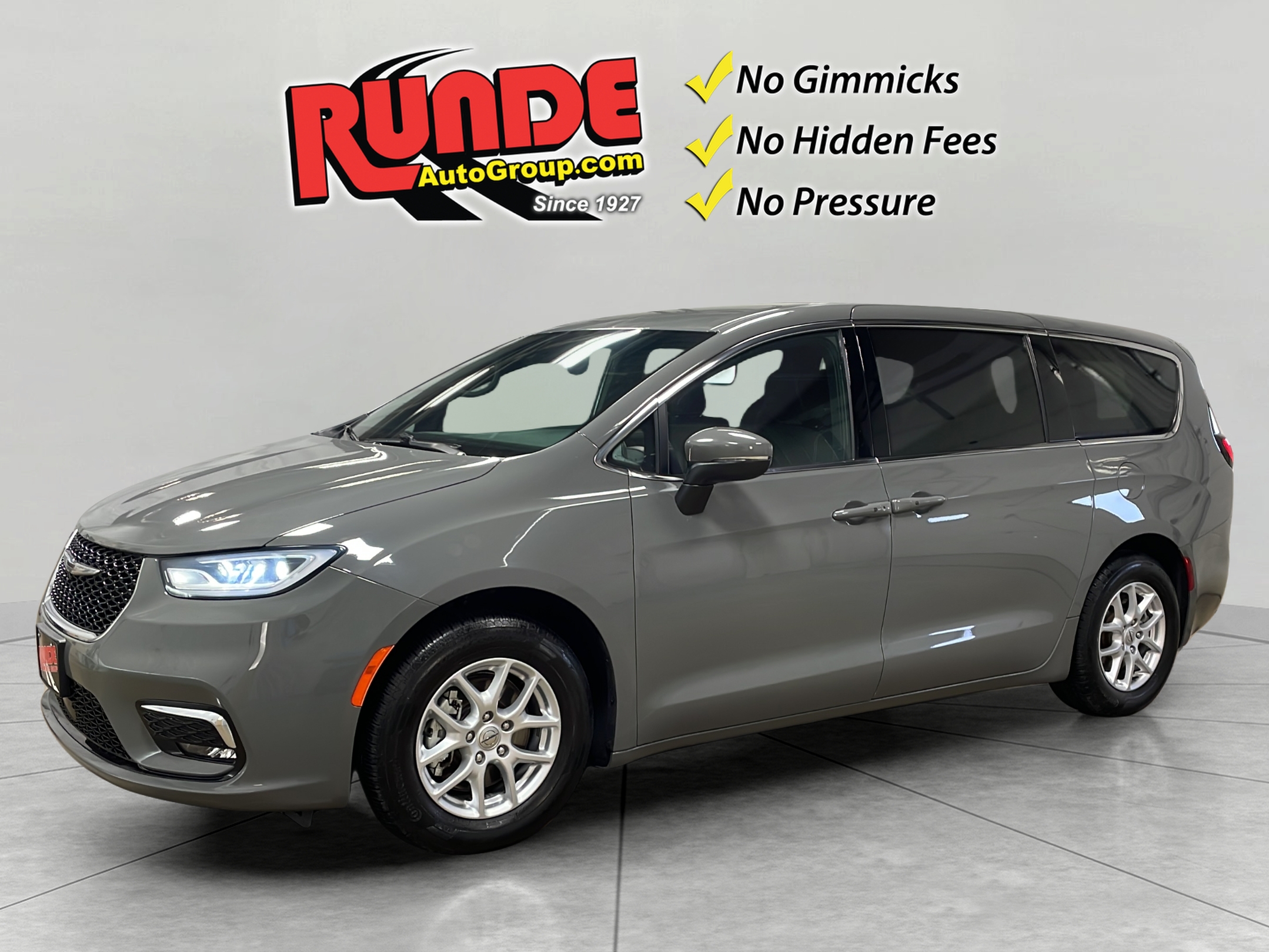 2023 Chrysler Pacifica Touring's photo