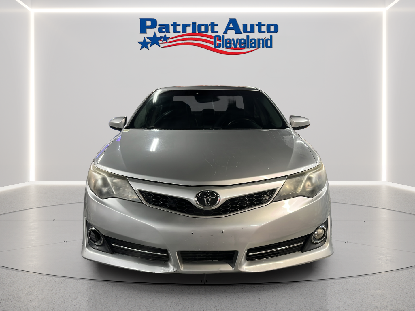 2014 Toyota Camry SE's photo