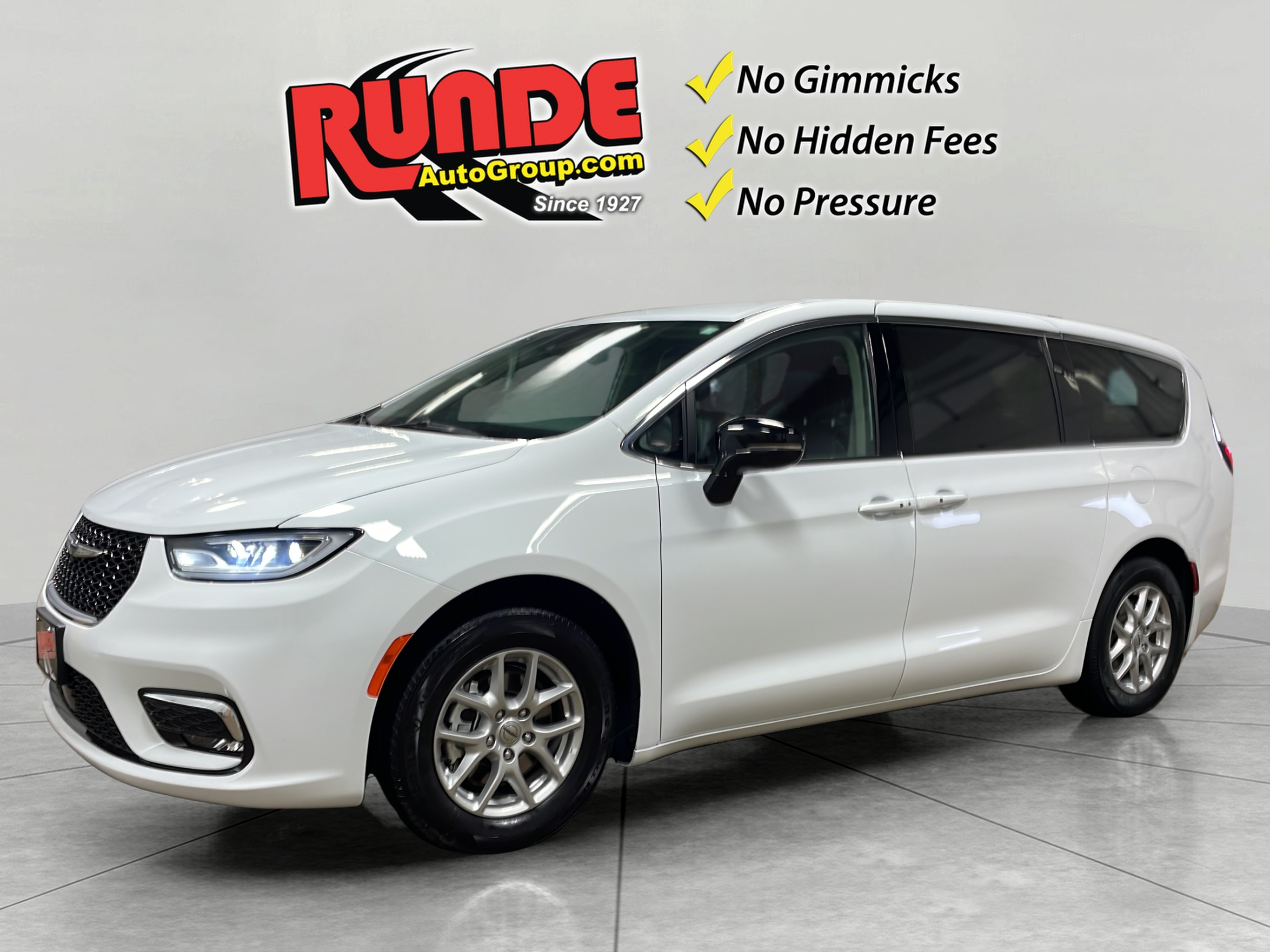 2024 Chrysler Pacifica Touring L's photo