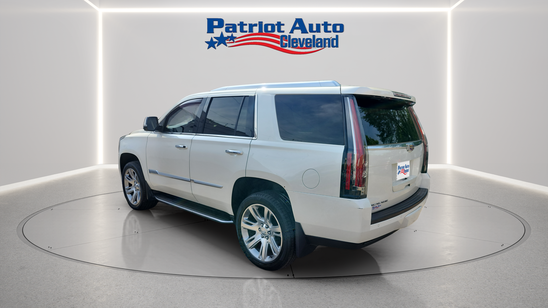 2015 Cadillac Escalade Luxury - Image 3