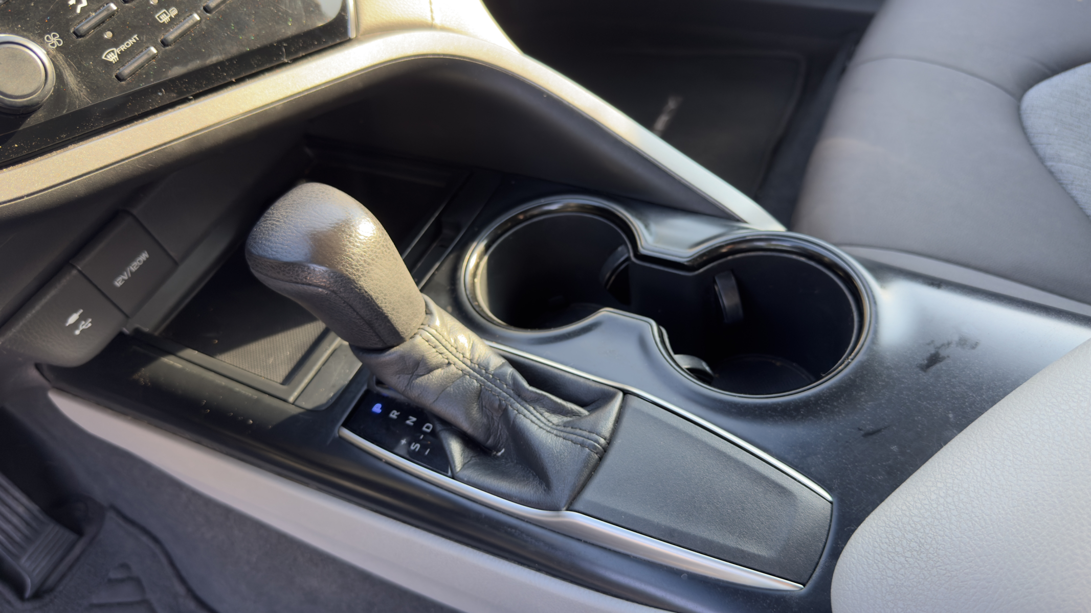 2018 Toyota Camry LE — photo 14