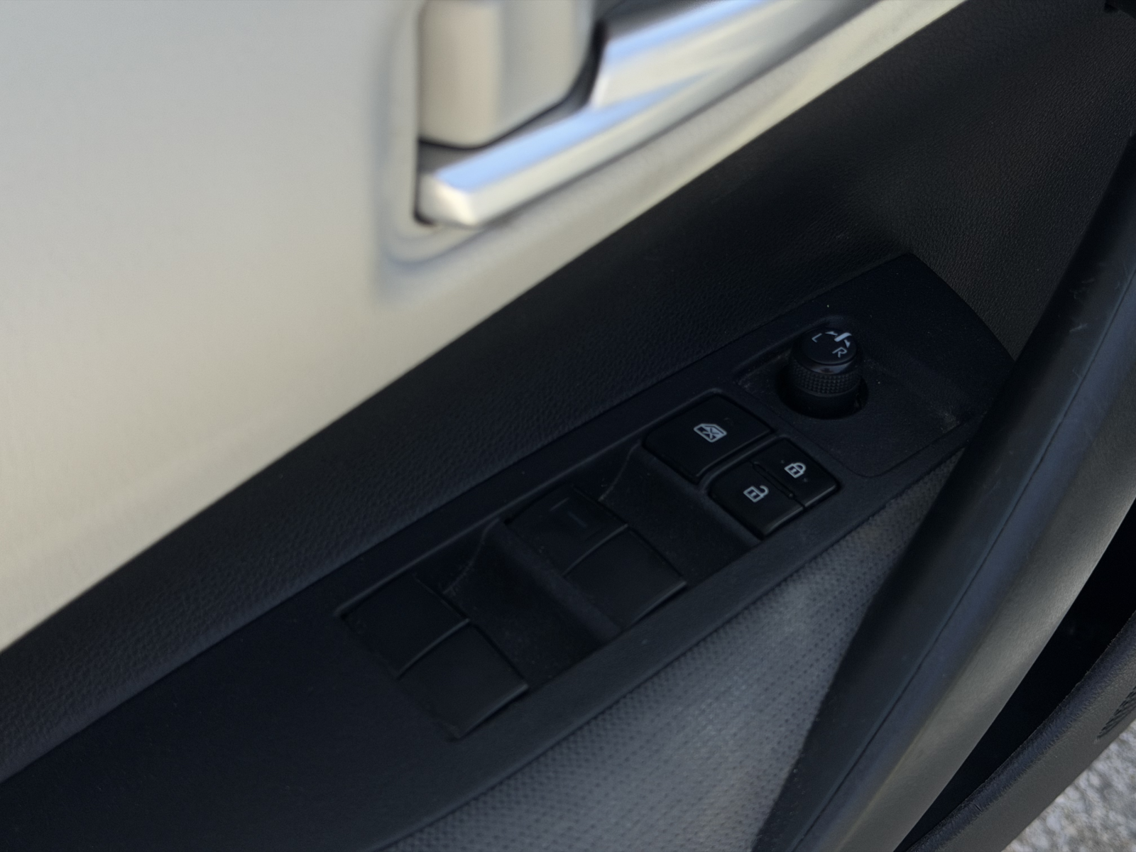 2021 Toyota Corolla LE — photo 16