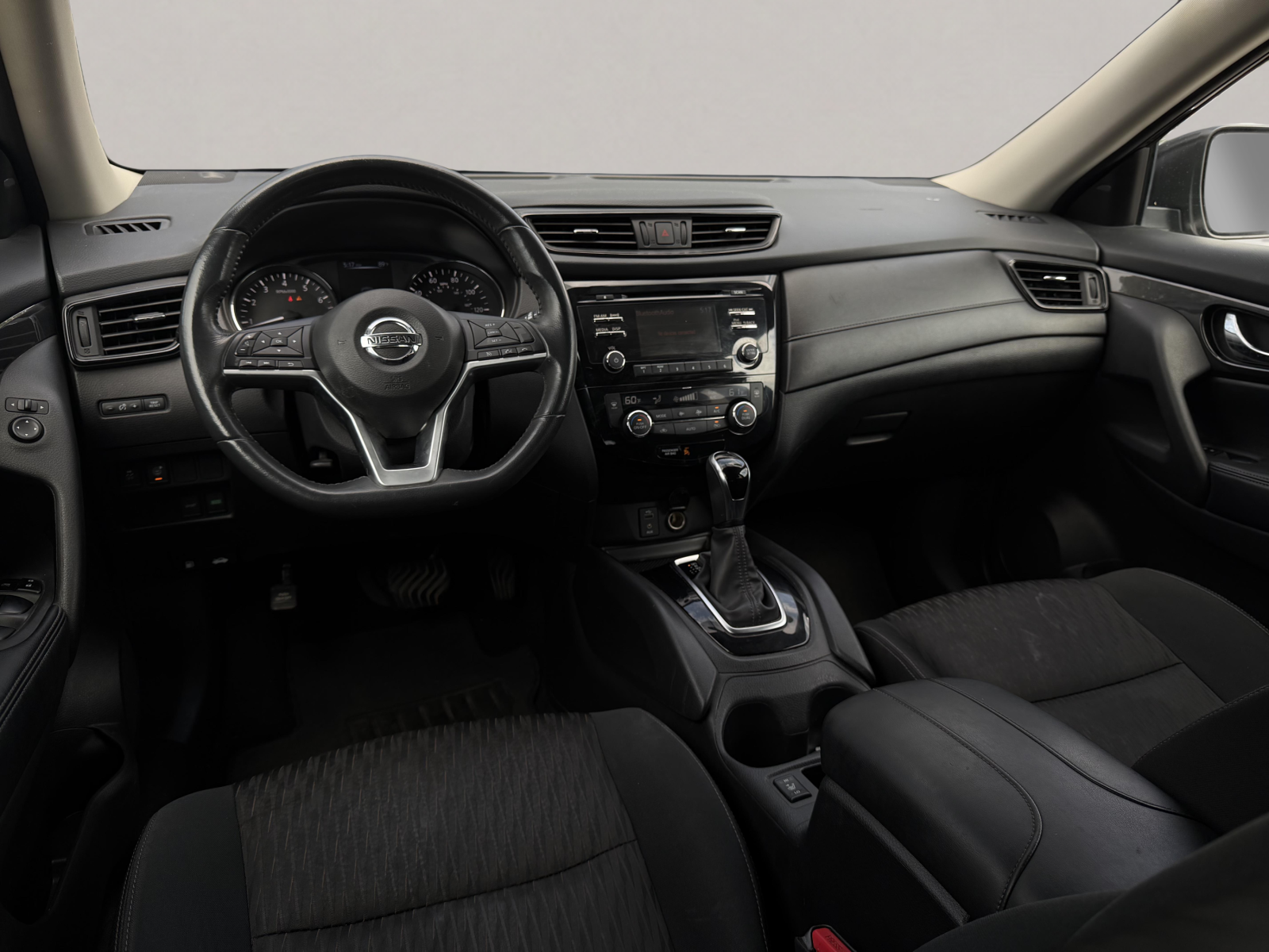 2017 Nissan Rogue  — photo 25