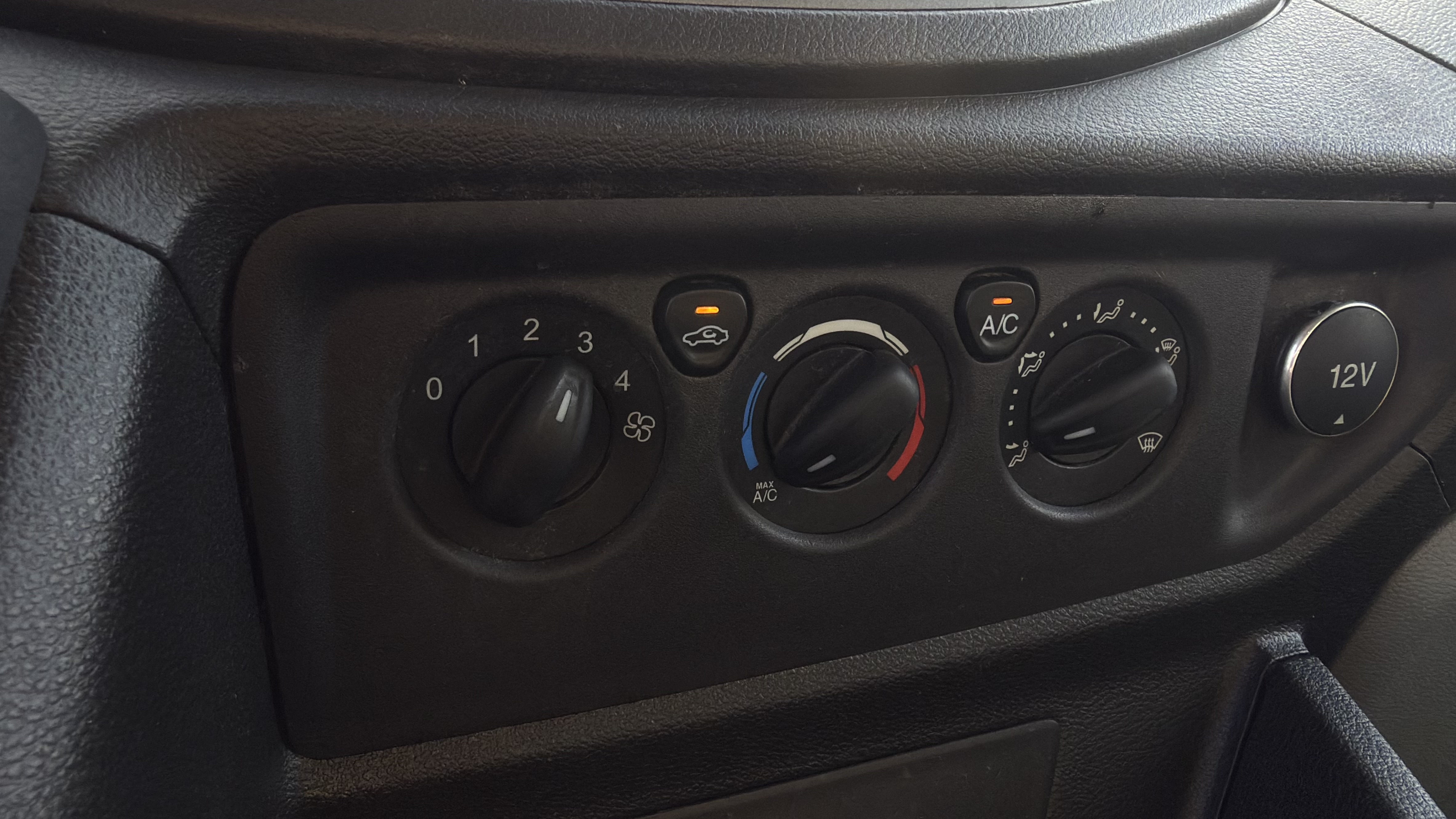 2017 Ford Transit 250 Medium Roof — photo 14