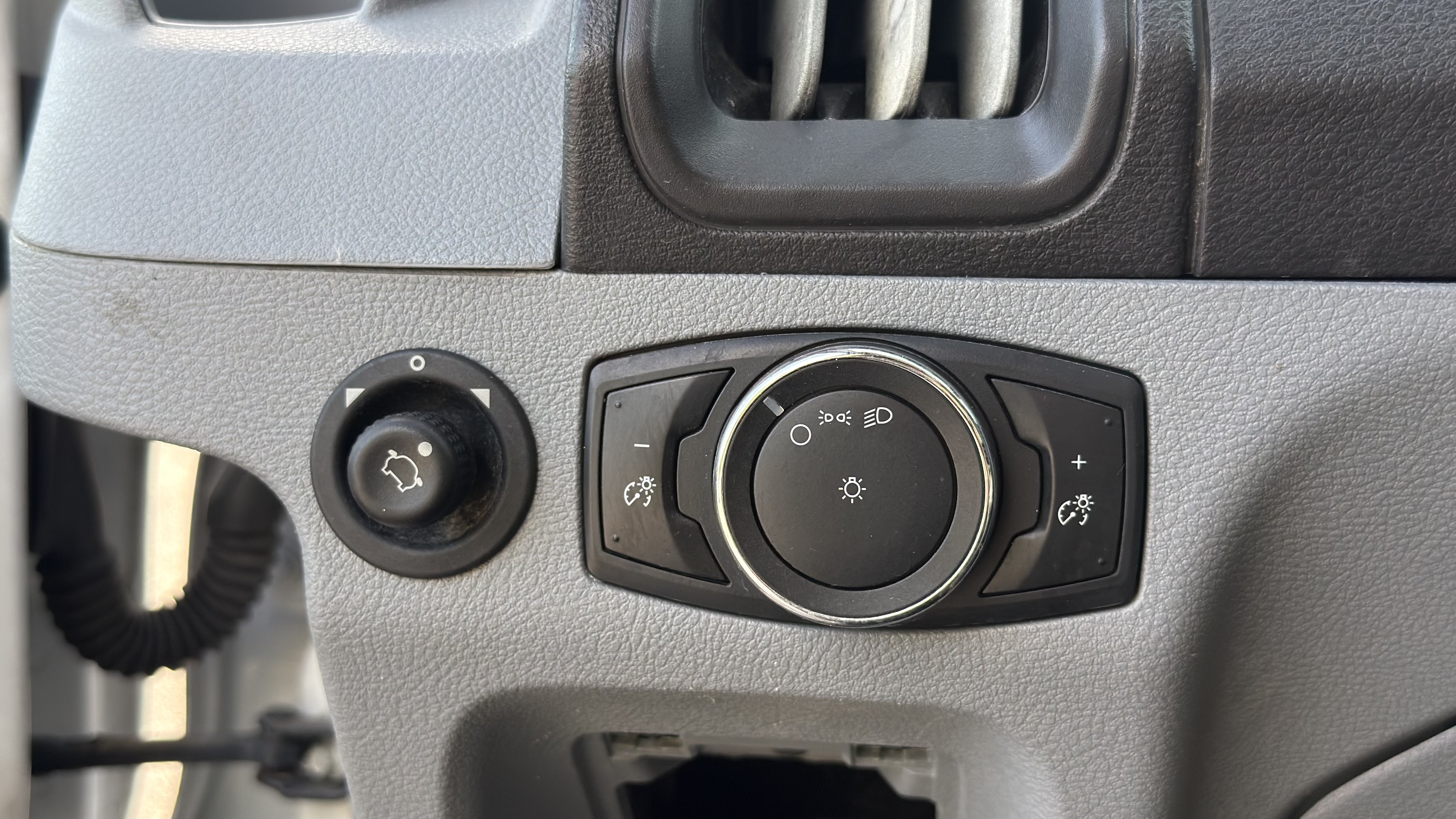 2017 Ford Transit 250 Medium Roof — photo 10