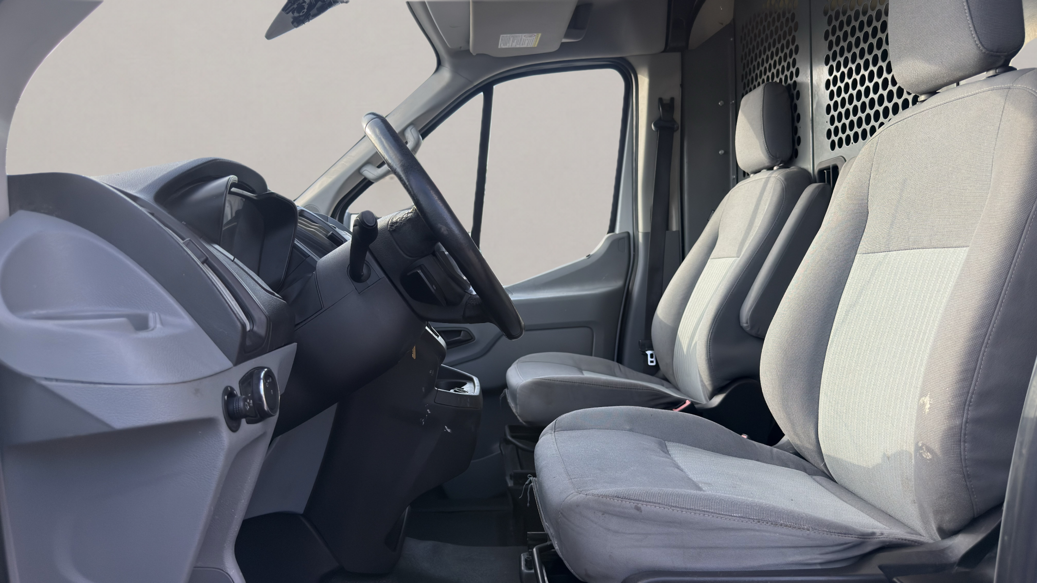 2017 Ford Transit 250 Medium Roof — photo 17