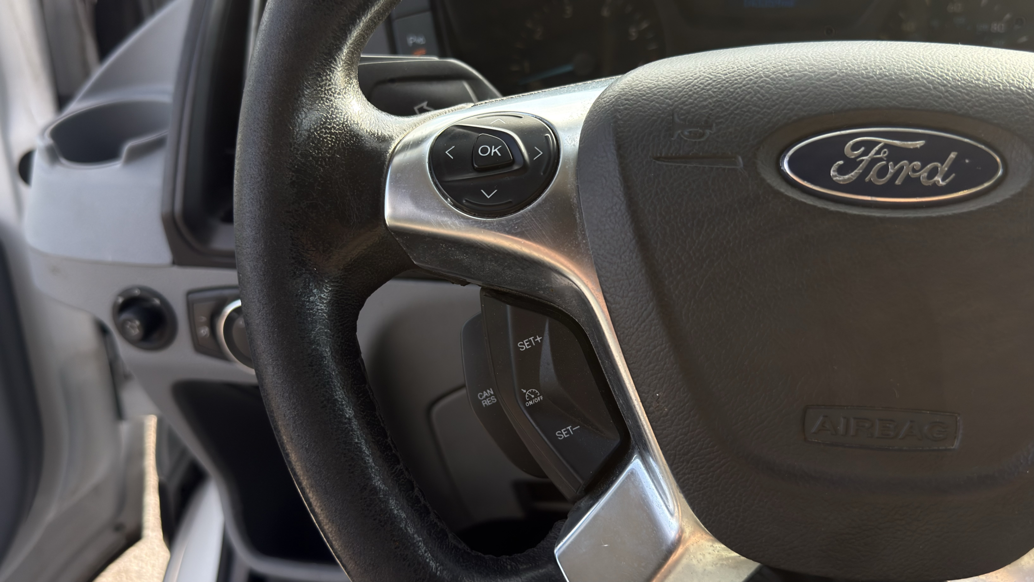 2017 Ford Transit 250 Medium Roof — photo 16